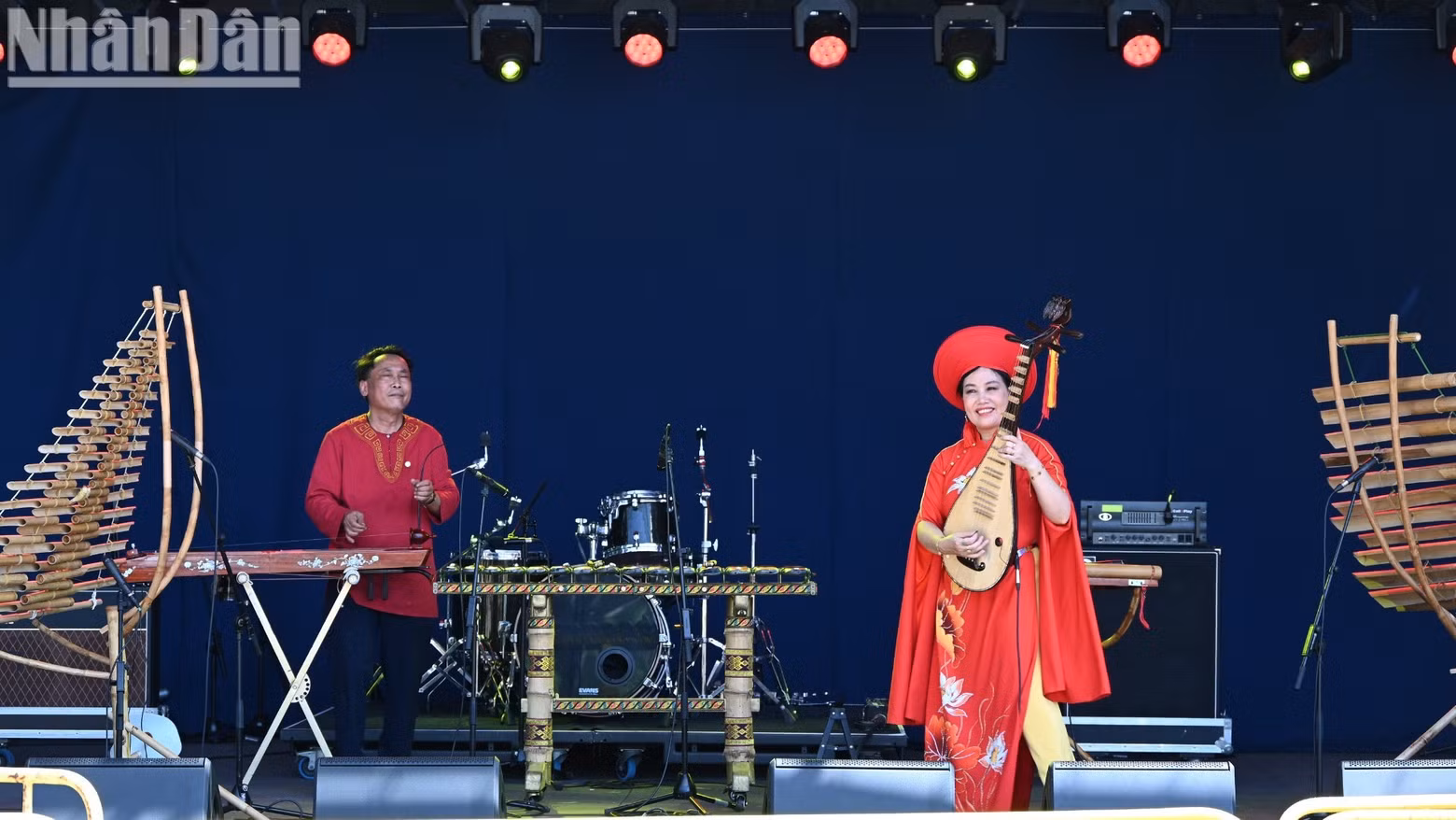 Meritorious Artist and director Tang Thanh Son, Deputy Director of the Viet Nam Cultural Centre in France, and artist Thanh Ngoc perform on the main stage at Avante Festival 2026. (Photo: TRUNG HUNG)