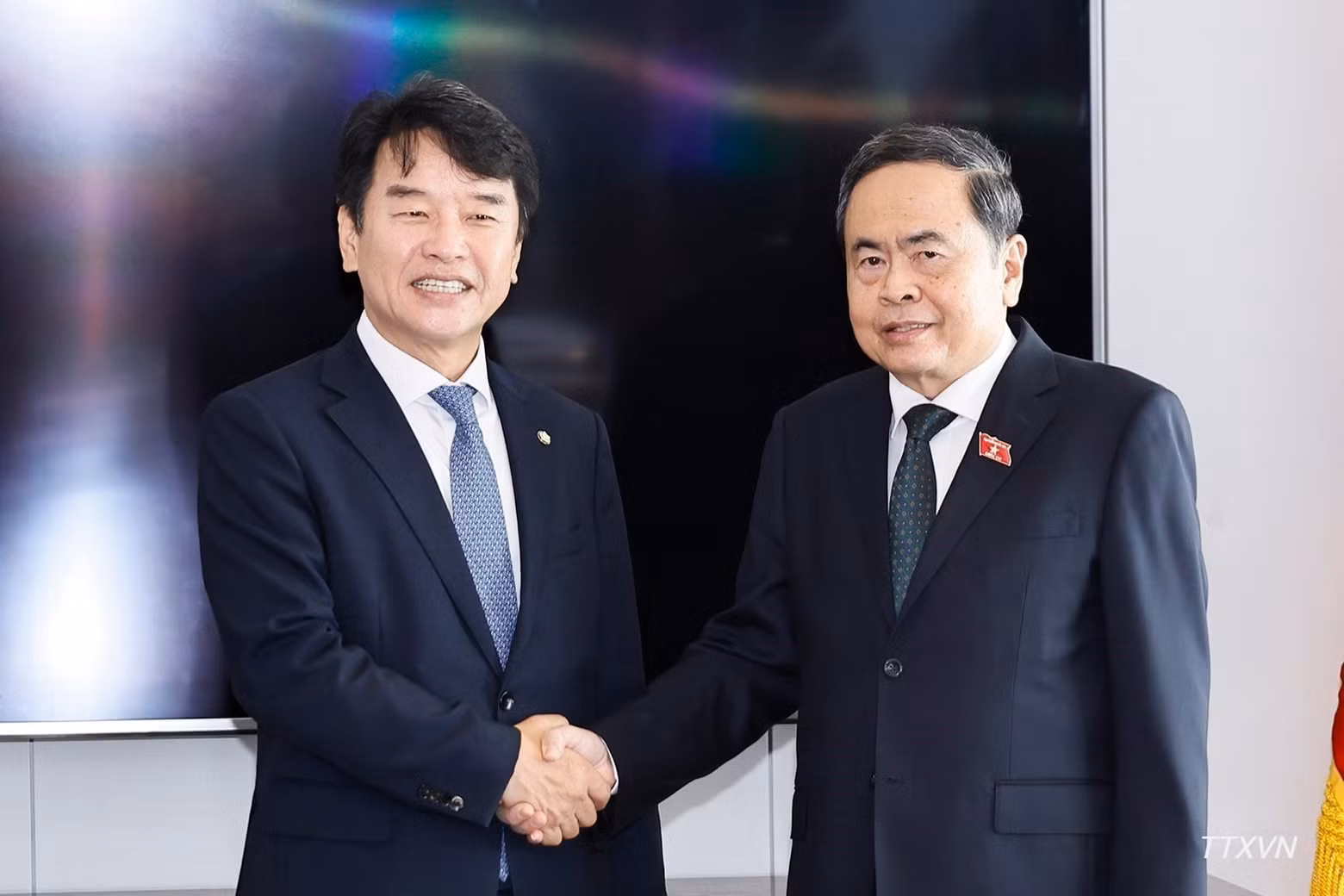 National Assembly President Tran Thanh Man receives Chairman of the RoK-Viet Nam Parliamentary Friendship Group Moon Jin-seok. (Photo: VNA)