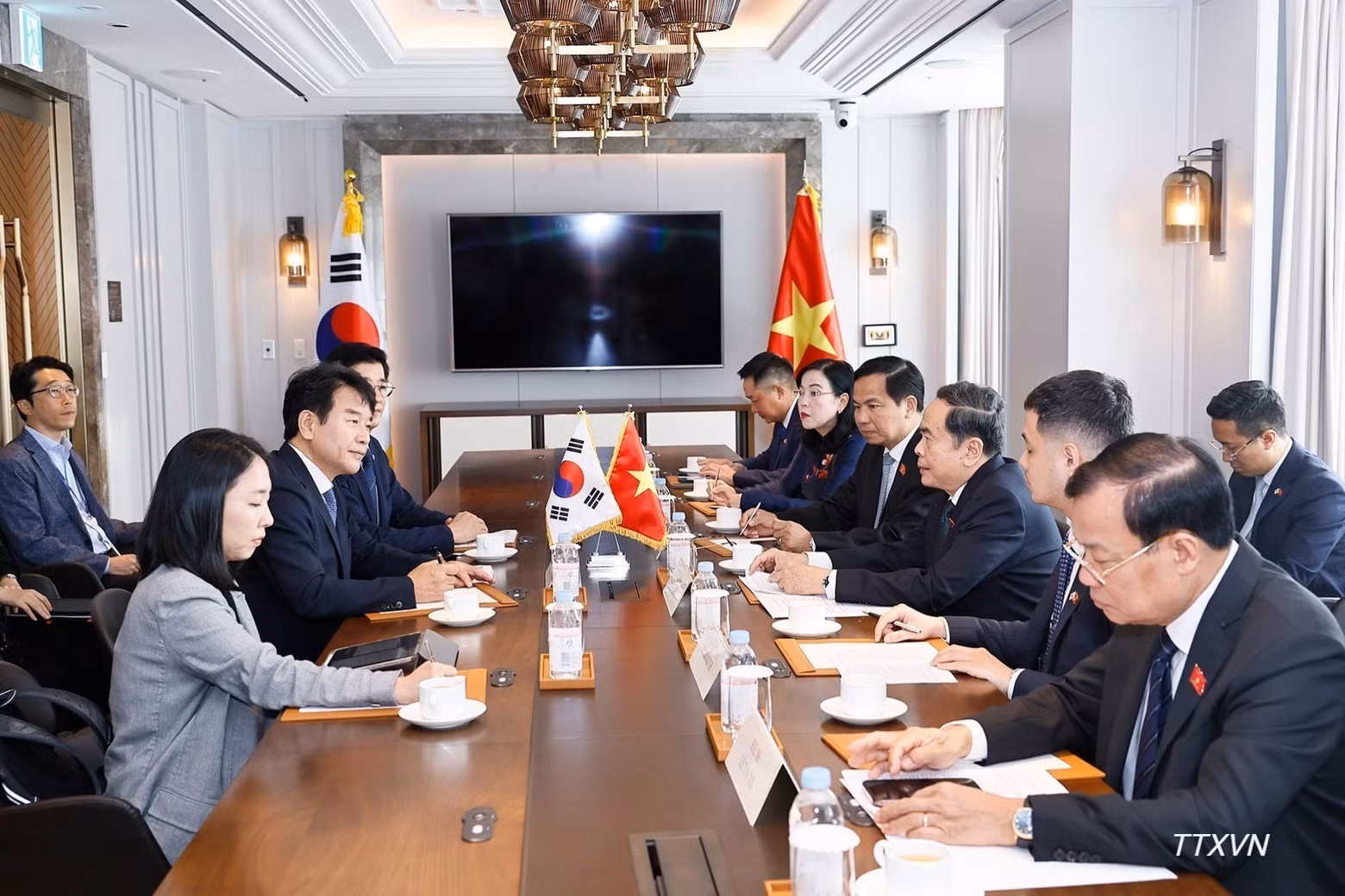 The meeting between President of the Vietnamese National Assembly Tran Thanh Man and Chairman of the Korea-Viet Nam Parliamentary Friendship Group Moon Jin Seok (Photo: VNA)