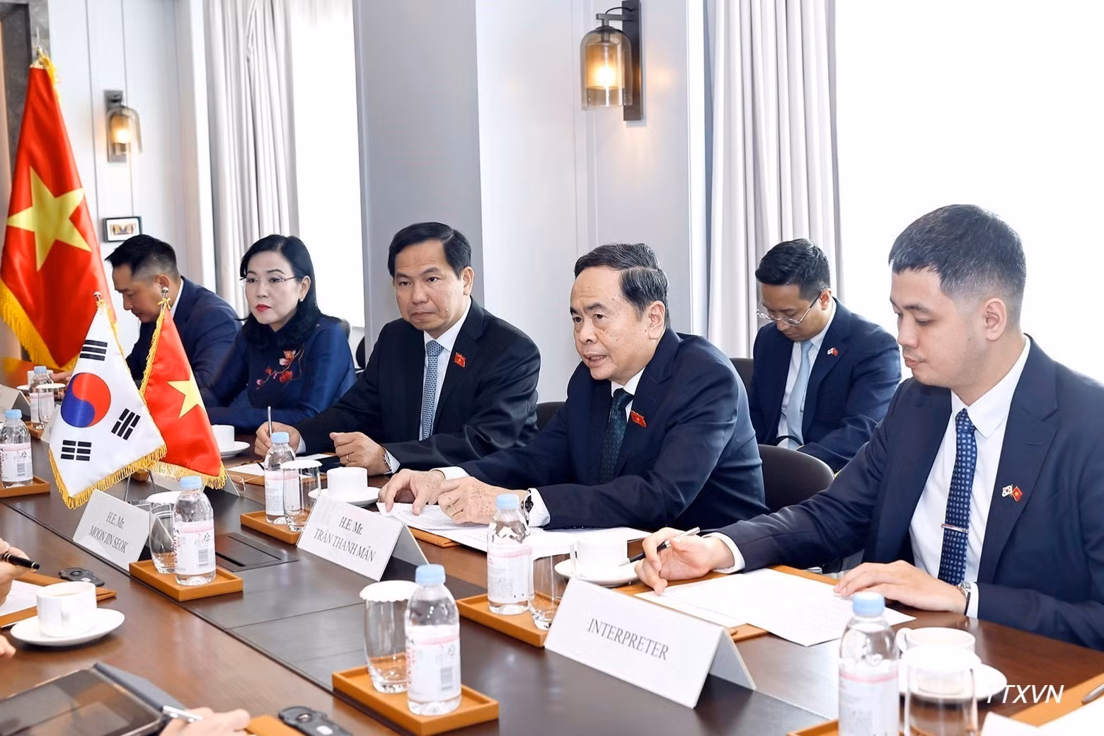 National Assembly President Tran Thanh Man speaks at the reception for Chairman of the RoK-Viet Nam Parliamentary Friendship Group Moon Jin-seok. (Photo: VNA)
