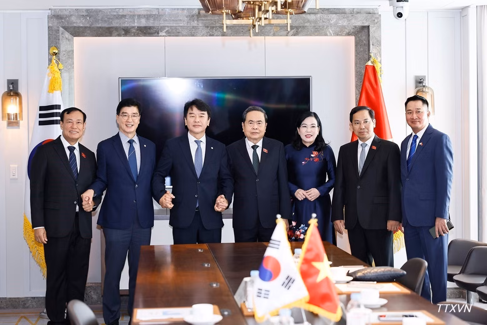 National Assembly President Tran Thanh Man with delegates. (Photo: VNA)