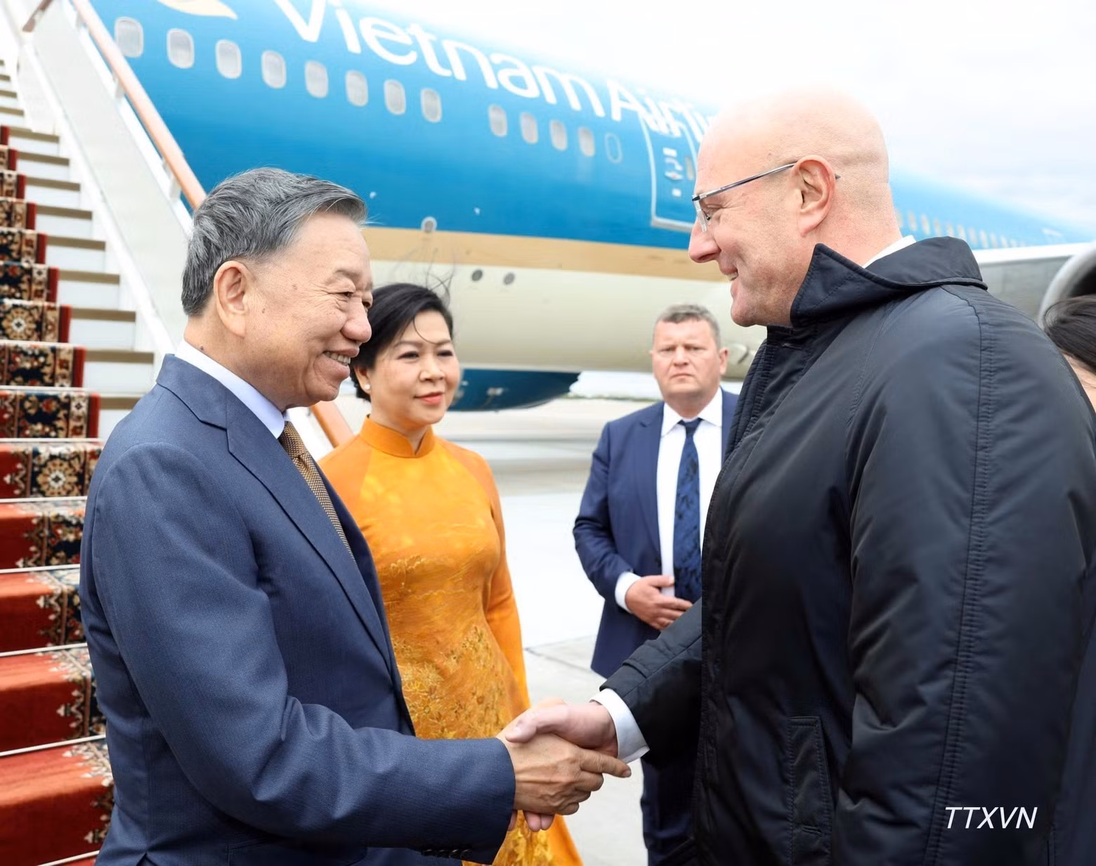 Russian Deputy Prime Minister Dmitry Chernyshenko welcomes Party General Secretary and President To Lam and his spouse at the foot of the aircraft stairs at Vnukovo Airport in Moscow. (Photo: VNA)