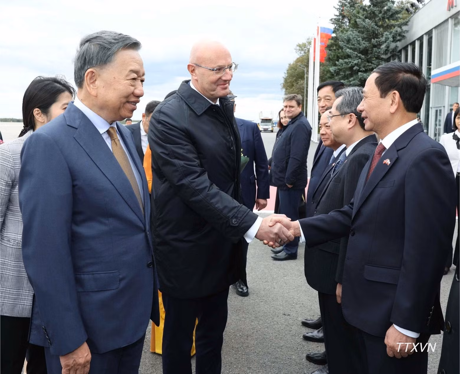 Party General Secretary and President To Lam introduces members of the high-level Vietnamese delegation to Russian Deputy Prime Minister Dmitry Chernyshenko at the welcome ceremony at Vnukovo Airport in Moscow. (Photo: VNA)