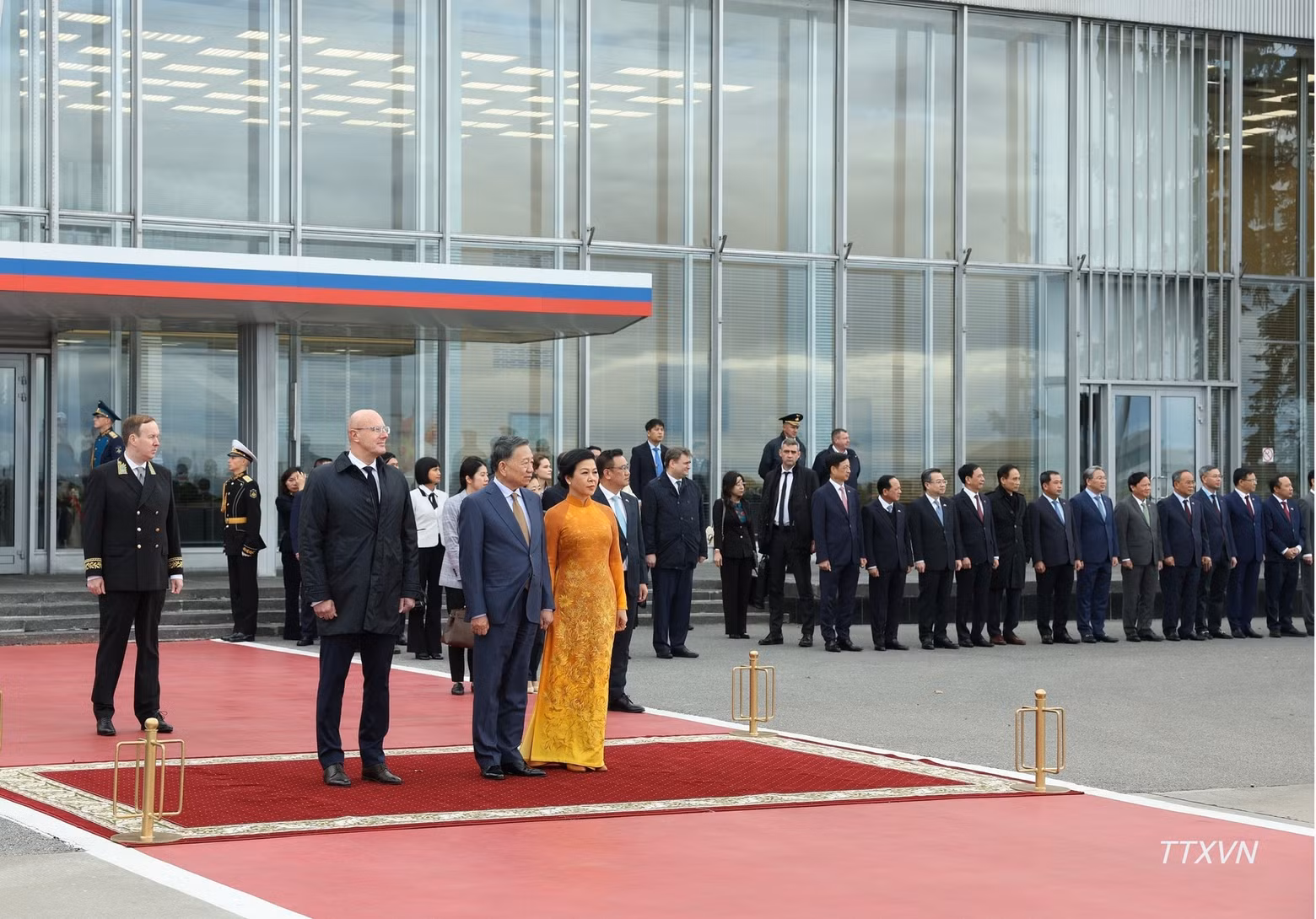 Russian Deputy Prime Minister Dmitry Chernyshenko chairs the welcome ceremony for Party General Secretary and President To Lam and his spouse at Vnukovo Airport in Moscow. (Photo: VNA)