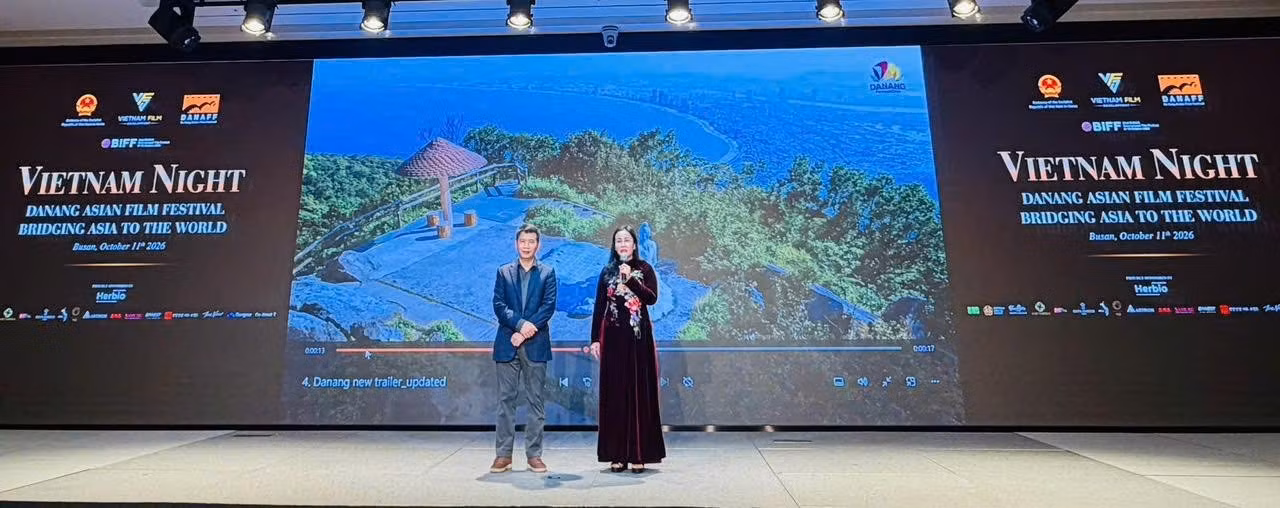 Vice Chairwoman of the Da Nang City People’s Committee Nguyen Thi Anh Thi and Director of the Ha Noi Department of Culture, Sports, and Tourism Pham Tuan Long, introduce and invite filmmakers to Da Nang and Ha Noi.