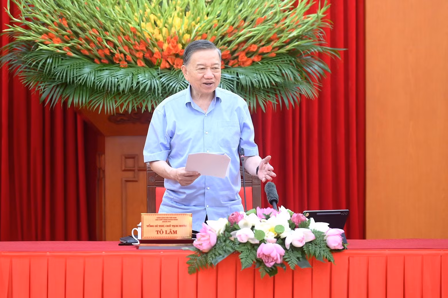 Party General Secretary and State President To Lam delivers directive remarks at the working session.