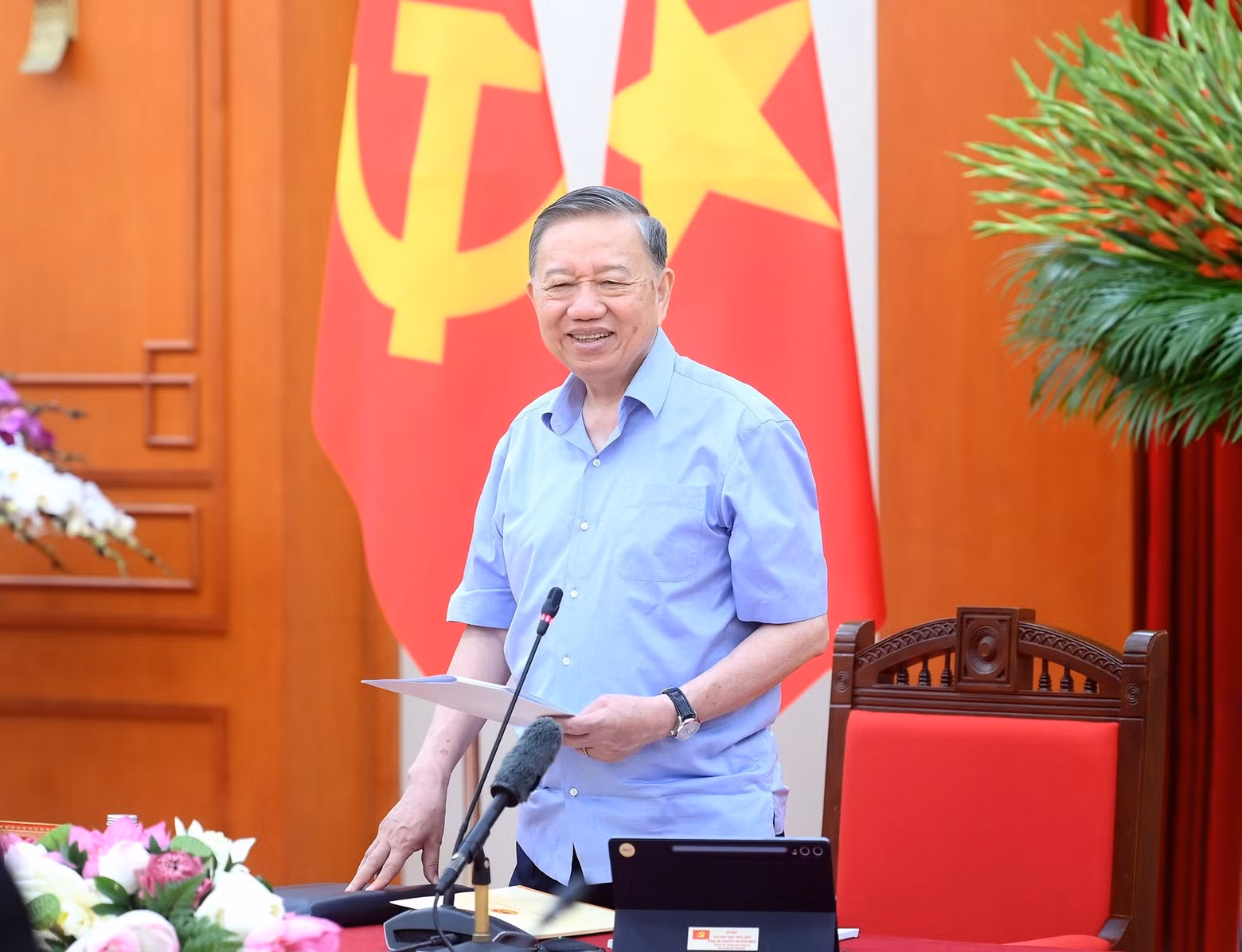 Party General Secretary and State President To Lam delivers concluding remarks at the working session.