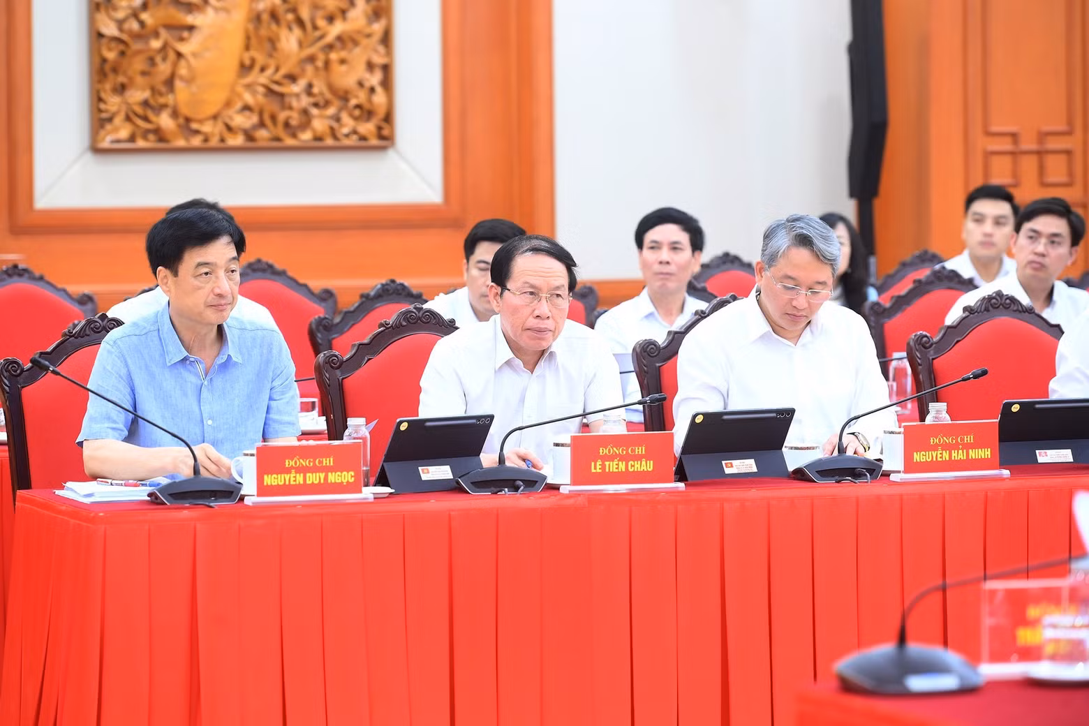 Leaders and delegates attend the working session.
