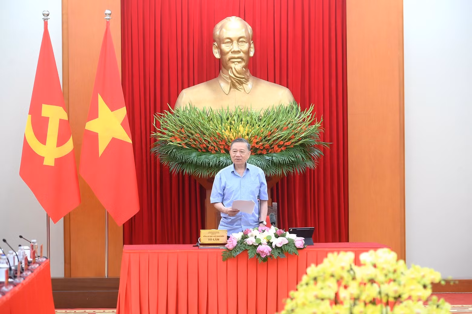 Party General Secretary and State President To Lam chairs the working session.