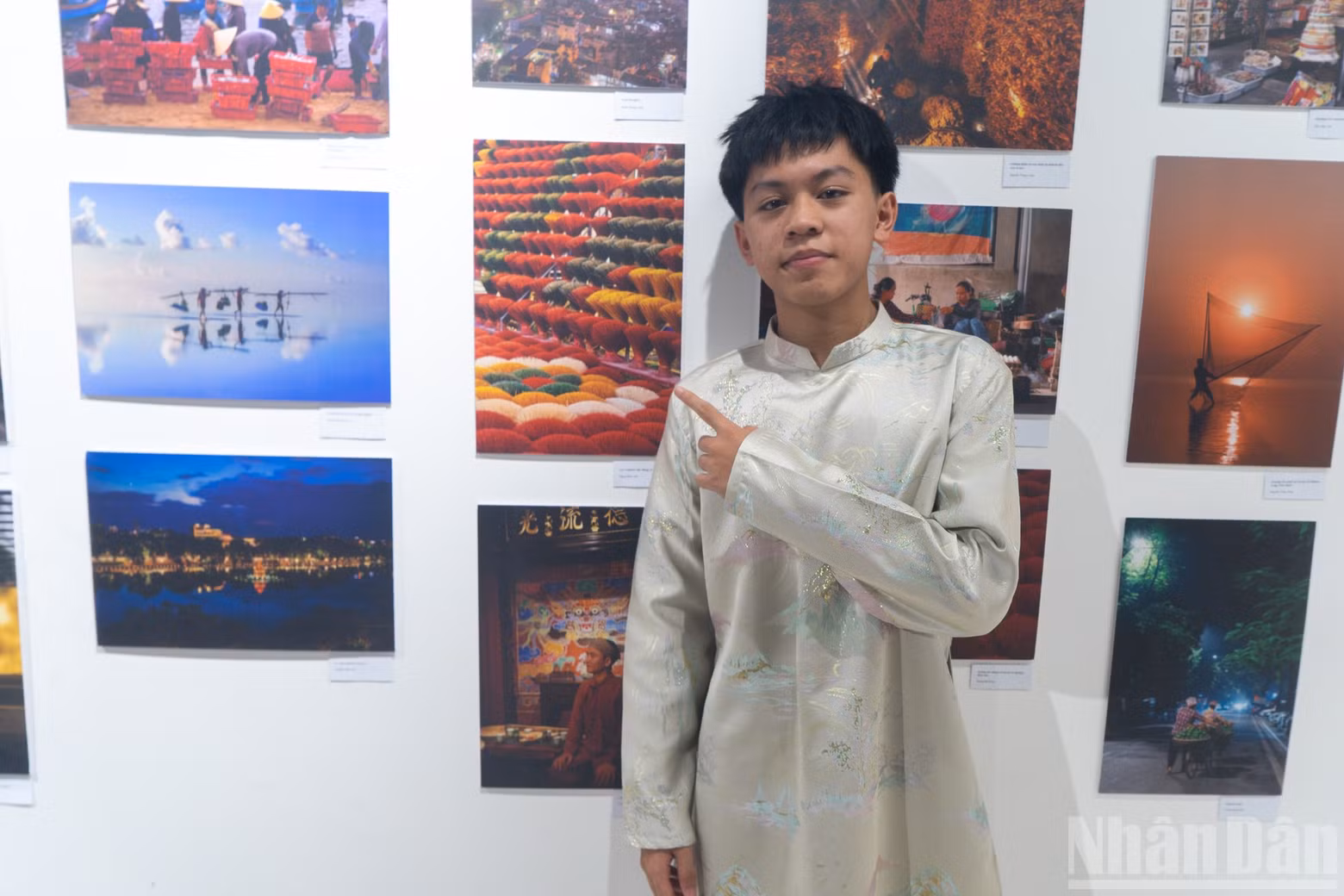 In addition to performing and supporting the programme, Dang Phan Anh also contributed a photographic work displayed at the Vietnamese photo exhibition within the Bonjour Viet Nam Festival, adding a youthful perspective on Vietnamese culture and life.