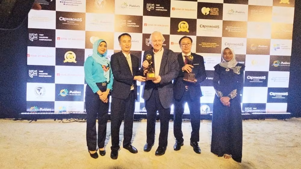 The delegation from Phong Nha-Ke Bang National Park poses for a photo with delegates at the awards ceremony. (Photo: HN)