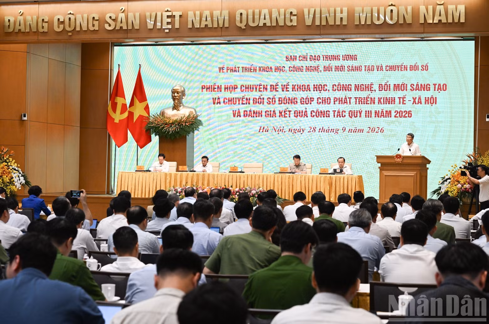 Prime Minister Le Minh Hung speaks at the meeting on science, technology contributions to socio-economic development in Ha Noi on September 28. (Photo: nhandan.vn)