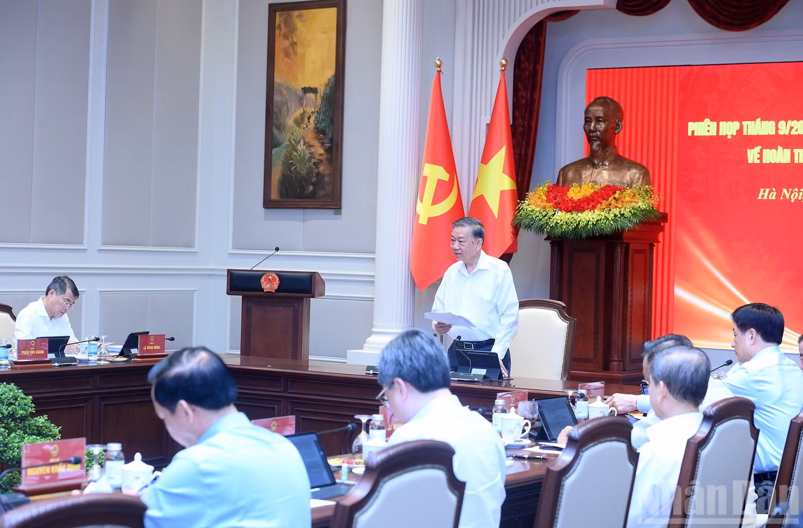 Party General Secretary and President To Lam speaks at the meeting.