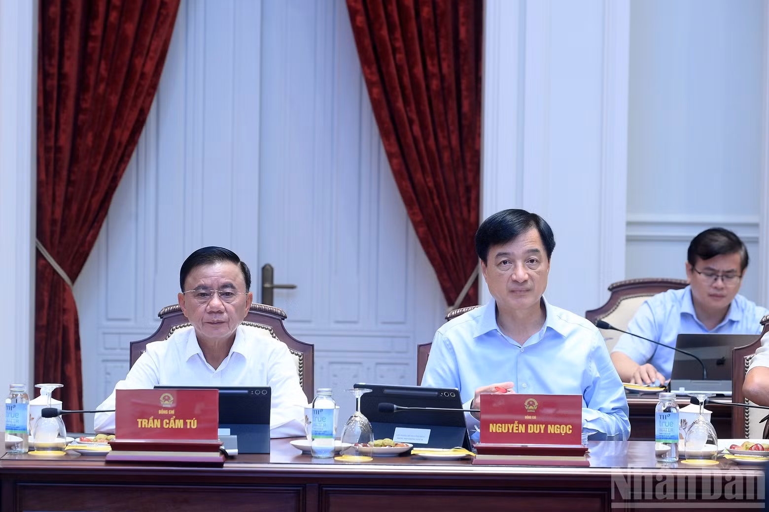 Standing member of the Party Central Committee’s Secretariat Tran Cam Tu and other leaders attend the meeting.