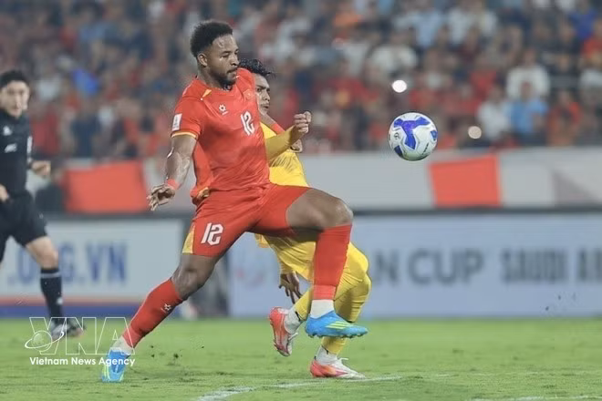 Viet Nam extend their advantage in the 51st minute when Nguyen Xuan Son heads in a cross from Do Hoang Hen. (Photo: VNA)