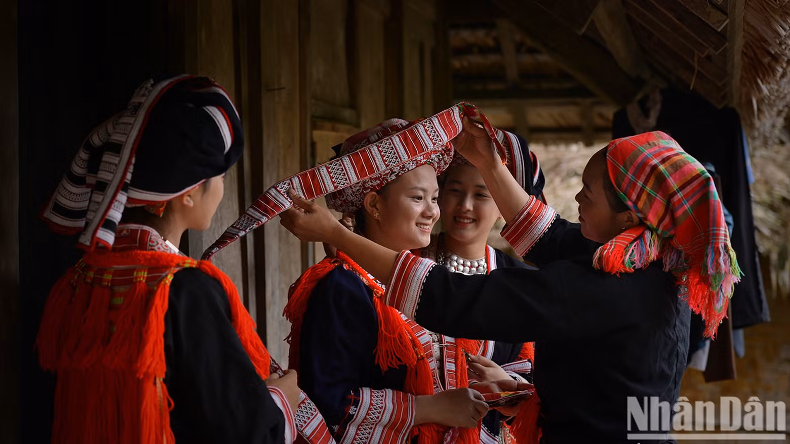 Forming a firm headband. (Photo: VU LINH)