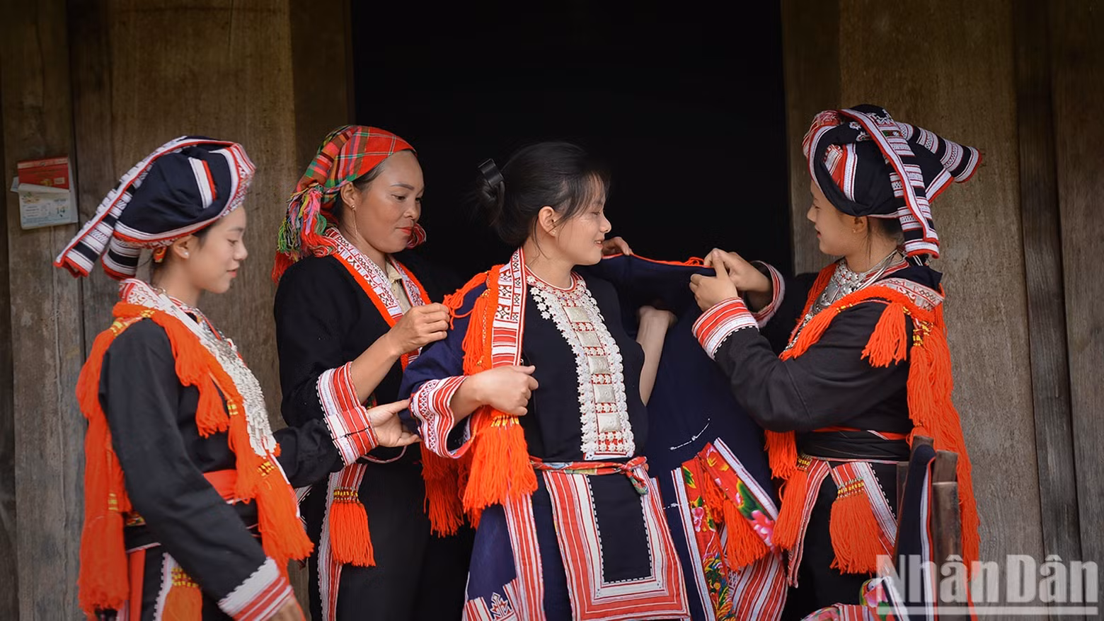 The bride wears traditional wedding attire. (Photo: VU LINH)
