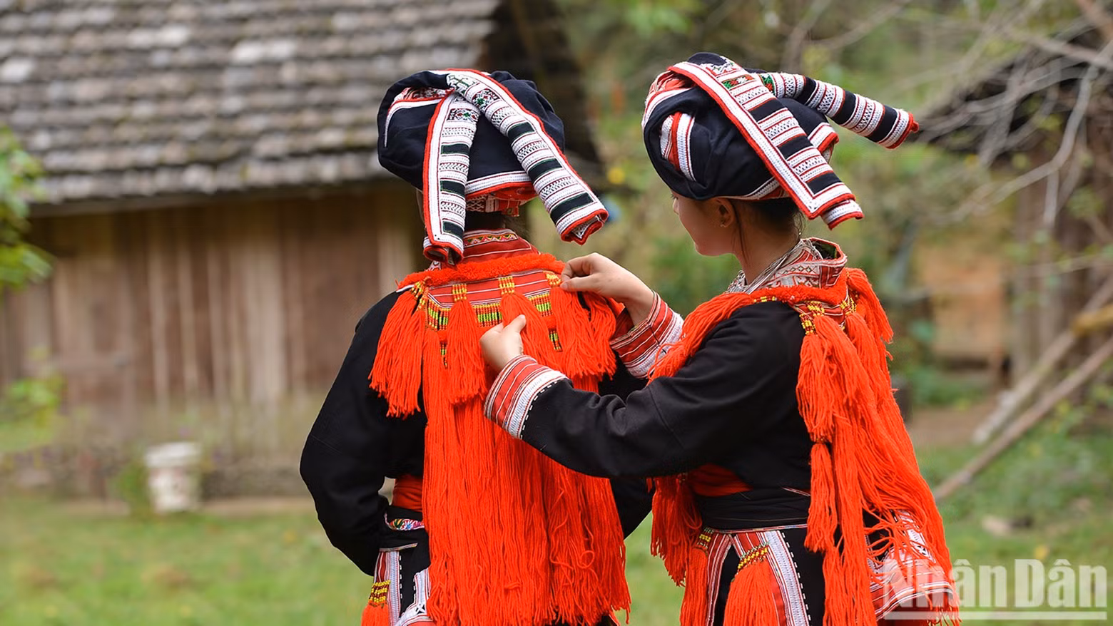 Red fringes enhance the beauty of the attire. (Photo: VU LINH)
