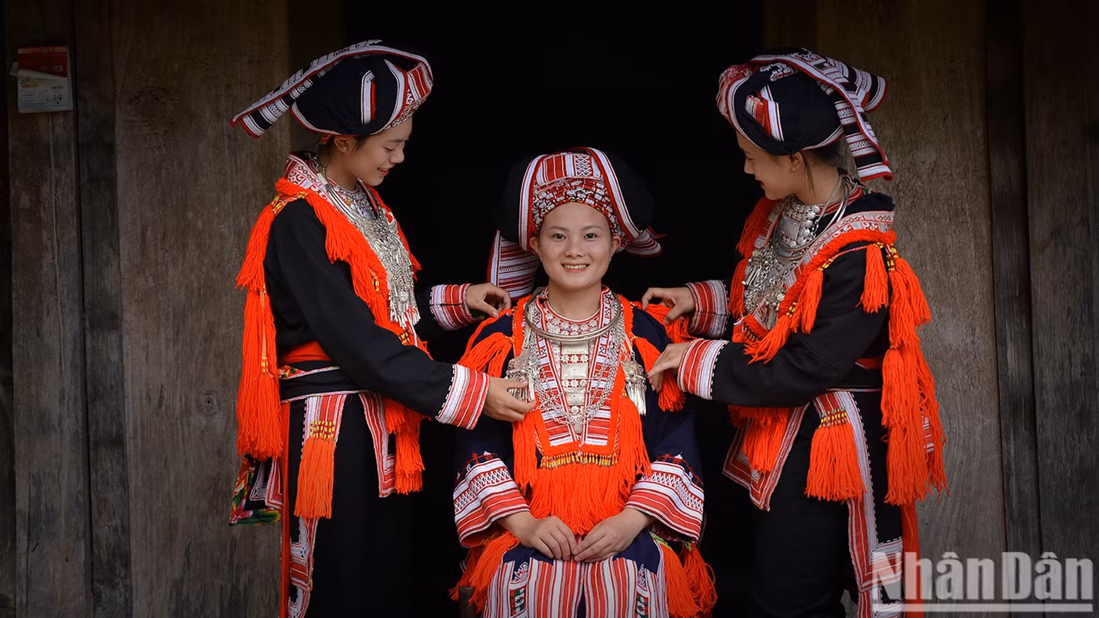 The bride shines in her wedding attire. (Photo: VU LINH)