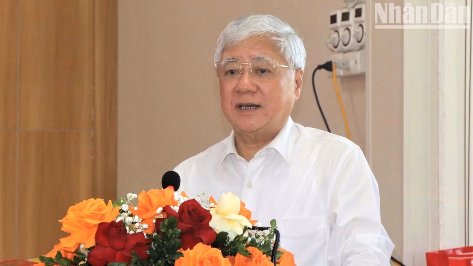 Permanent Vice President of the National Assembly Do Van Chien speaks during the visit and Mid-Autumn Festival gift presentation.