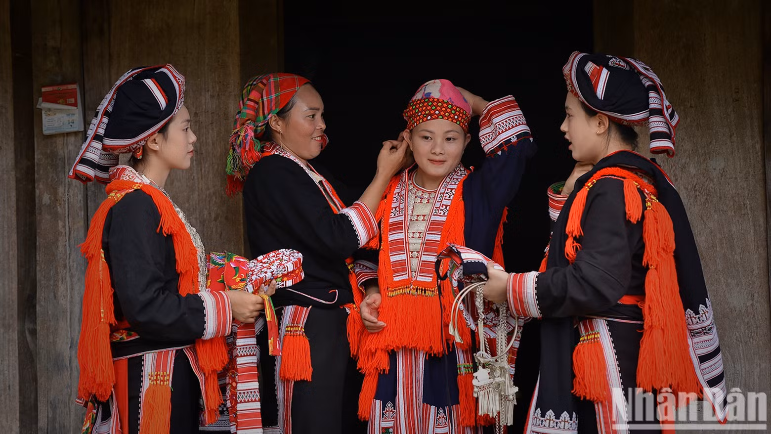 The bride performs each step of wrapping the headscarf. (Photo: VU LINH)