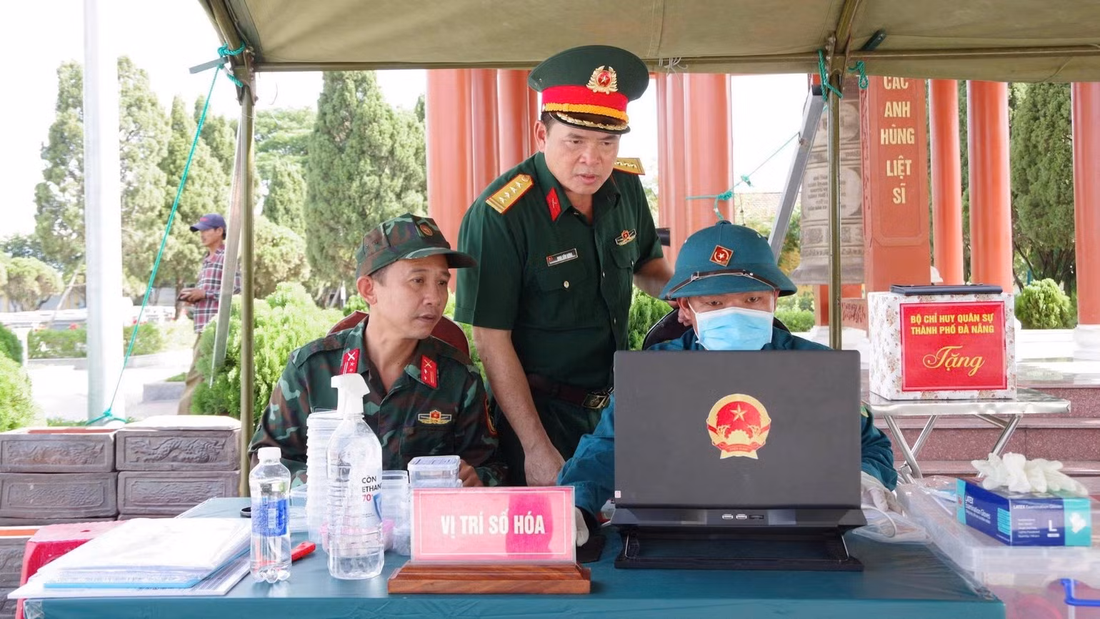 The entire sampling process is conducted strictly in accordance with prescribed procedures and regulations. (Photo: QUANG CUONG)