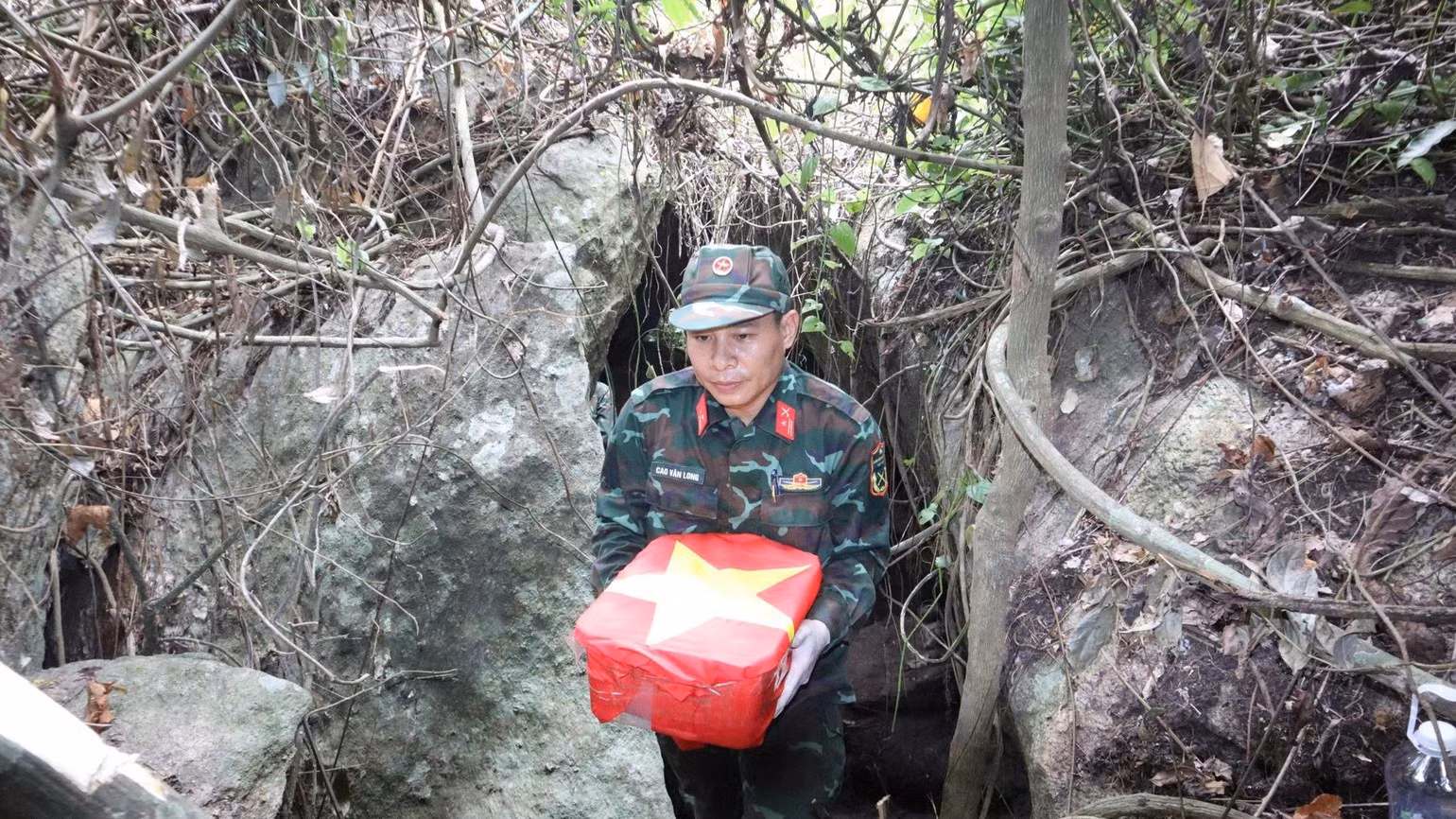 Relevant forces bring martyrs’ remains out of Da Sap Cave. (Photo: QUANG CUONG)