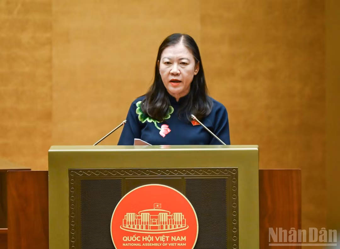 Le Thi Nga, Chairwoman of the National Assembly's Committee for People's Aspirations and Supervision, presents a report on the results of supervising the handling of and responses to voters' recommendations submitted to the first session of the 16th NA. (Photo: DUY LINH)