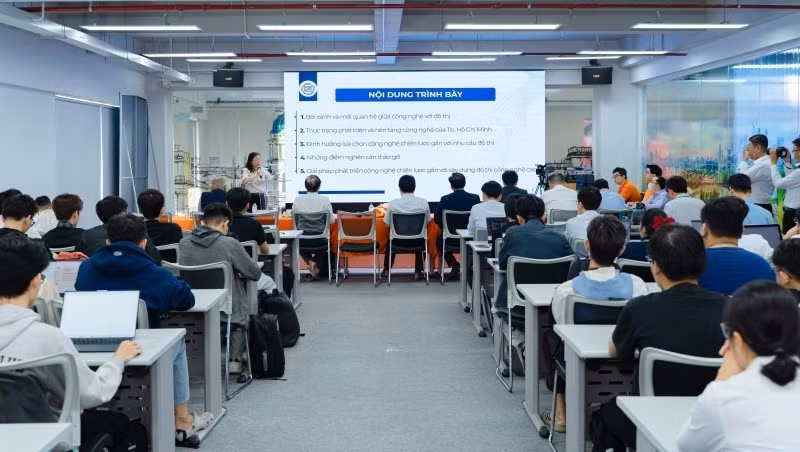 Presentations cover various aspects of high-tech urban development.