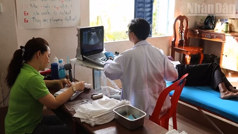 Doctors conduct ultrasound examinations for local residents. (Photo: HUY VU)