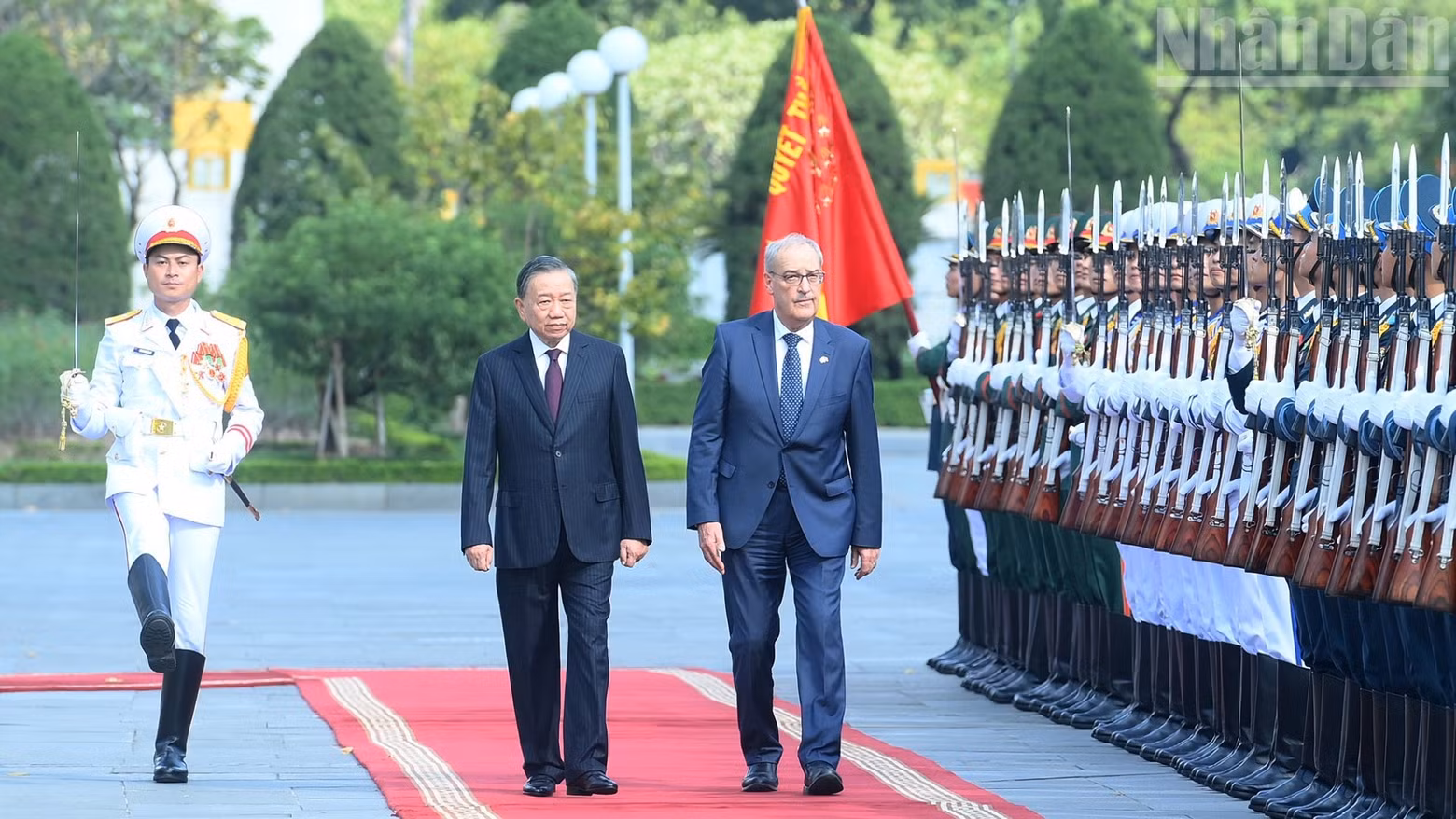 General Secretary of the Communist Party of Viet Nam Central Committee and President To Lam, and Swiss President Guy Parmelin inspect the guard of honour of the Viet Nam People’s Army. (Photo: nhandan.vn)