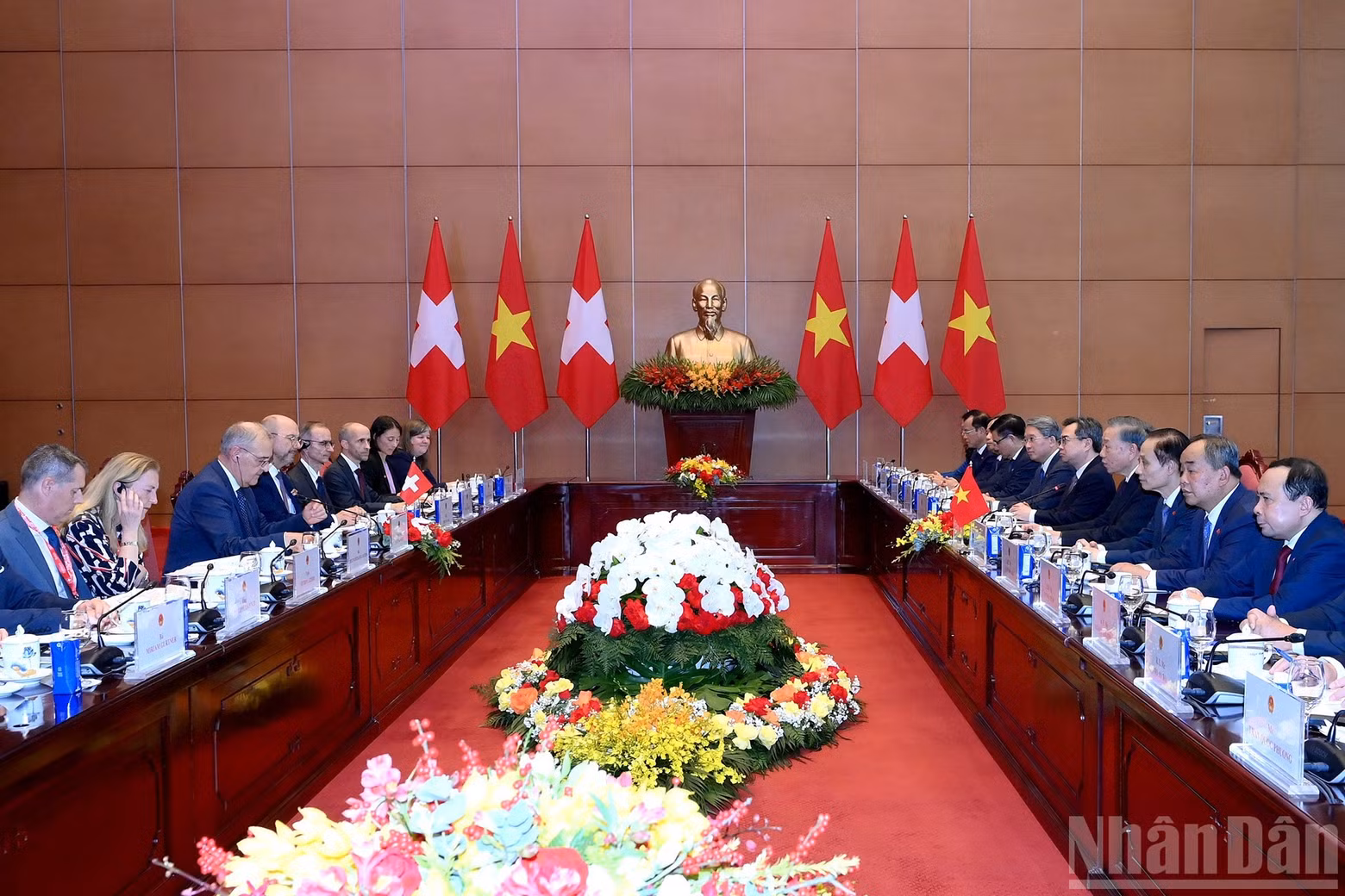 An overview of the talks between General Secretary of the Communist Party of Viet Nam Central Committee and President To Lam, and Swiss President Guy Parmelin. (Photo: nhandan.vn)