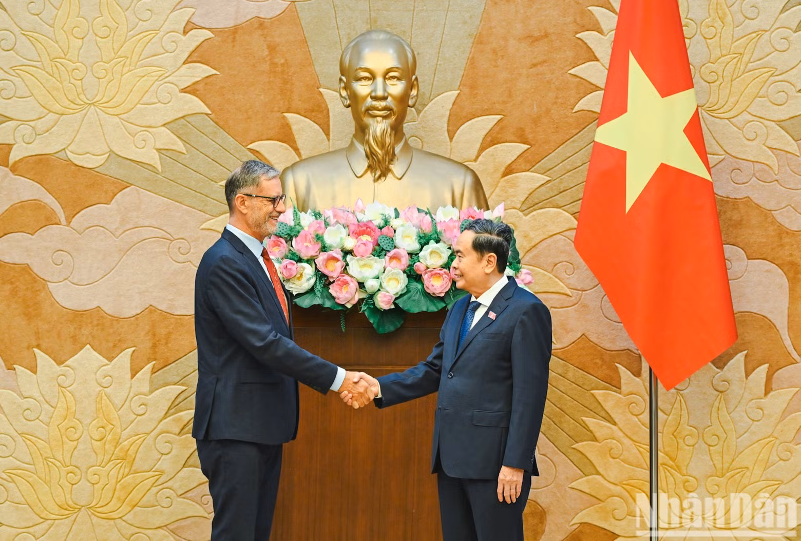 National Assembly President Tran Thanh Man and French Ambassador Olivier Brochet. (Photo: DUY LINH)