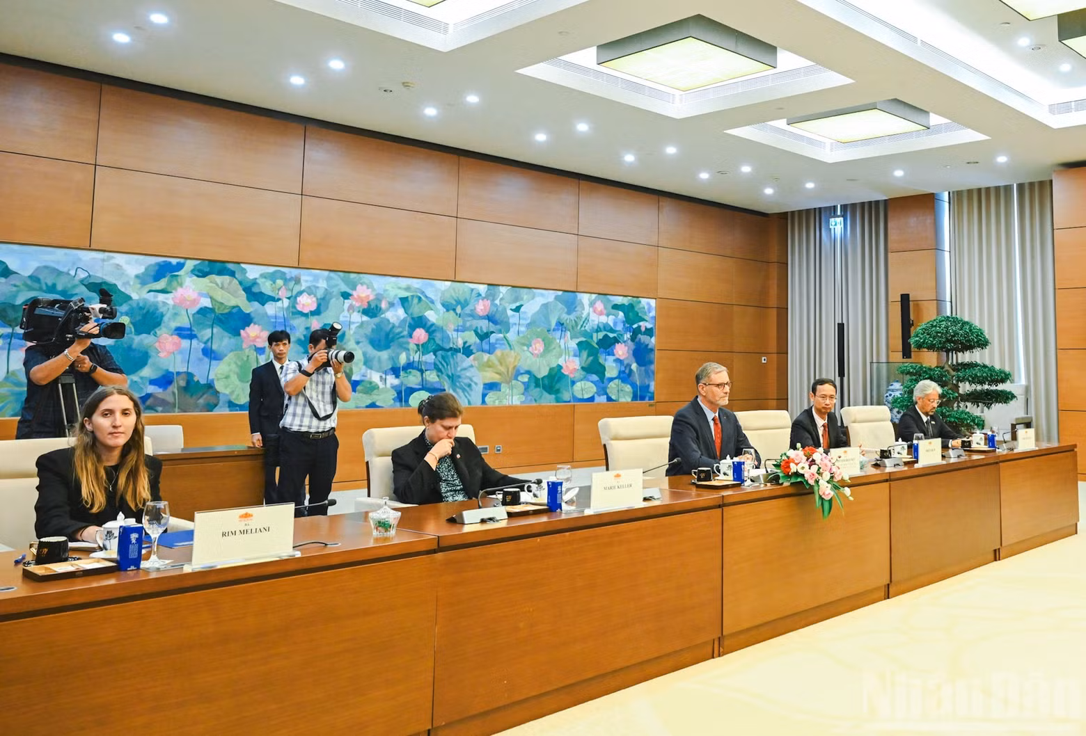 French Ambassador Olivier Brochet and delegates at the reception. (Photo: DUY LINH)
