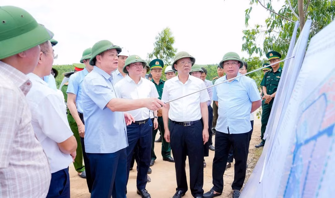 Nguyen Khac Than, Secretary of the Nghe An Provincial Party Committee, inspects the implementation of key projects.