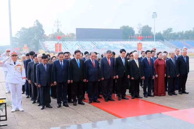 The delegates express their infinite gratitude and profound respect for President Ho Chi Minh’s tremendous contributions to the revolutionary cause of the Party and the nation. (Photo: VNA)