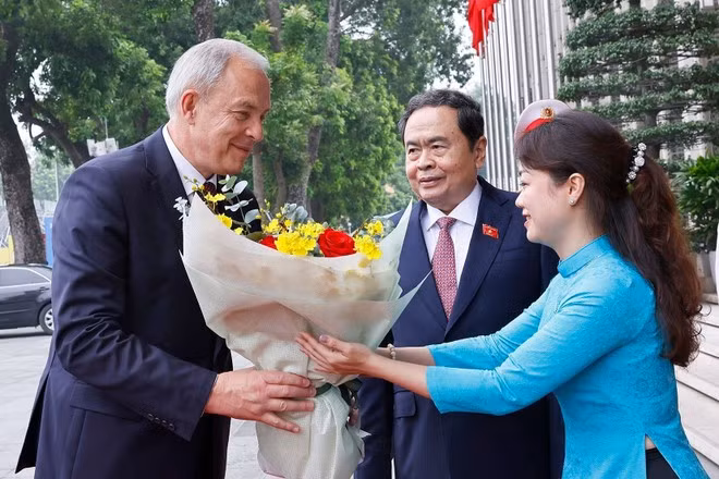 Chairman of the National Assembly Tran Thanh Man (C) welcomes Igor Sergeenko, Chairman of the House of Representatives of the NA of Belarus. (Photo: VNA)