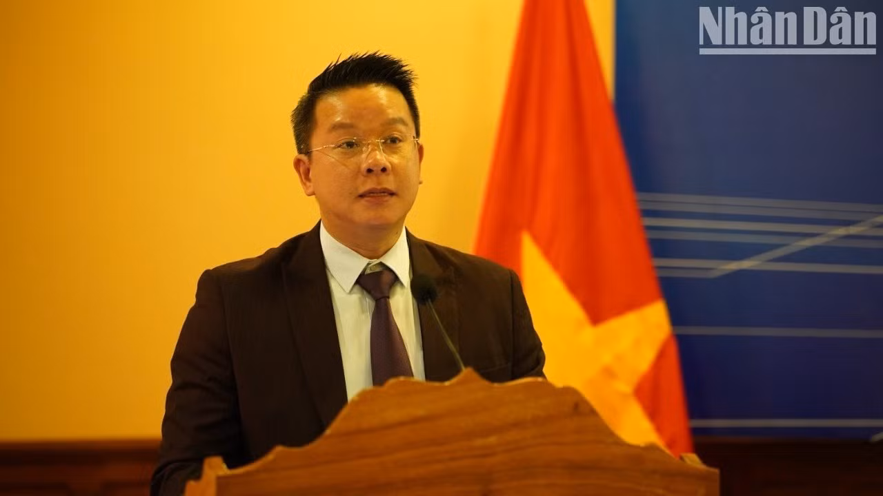 Consul General Tran Tuan Anh delivers the opening remarks at the event. (Photo: DINH TRUONG)