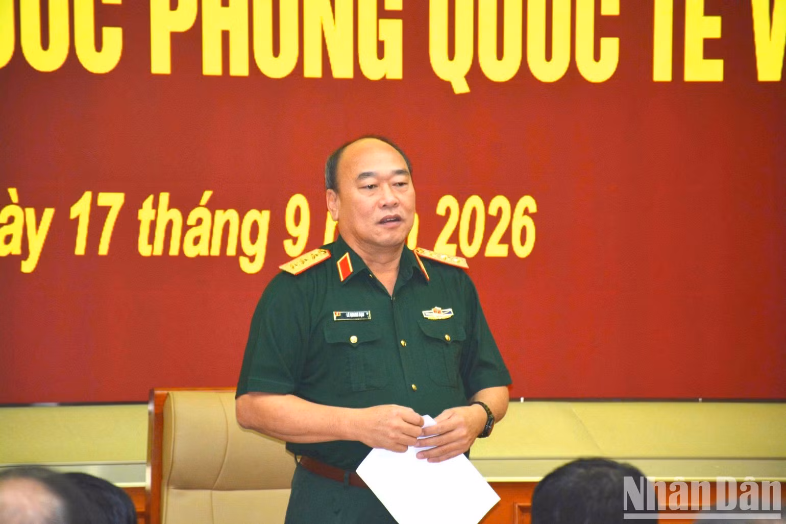 Senior Lieutenant General Le Quang Dao speaks at the meeting.