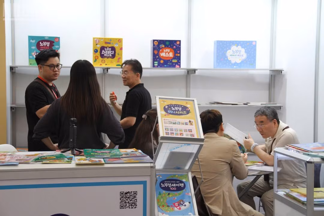 Representatives of international educational technology companies meet and establish business-to-business (B2B) connections with Vietnamese partners and education managers. (Photo: BAO NGAN)