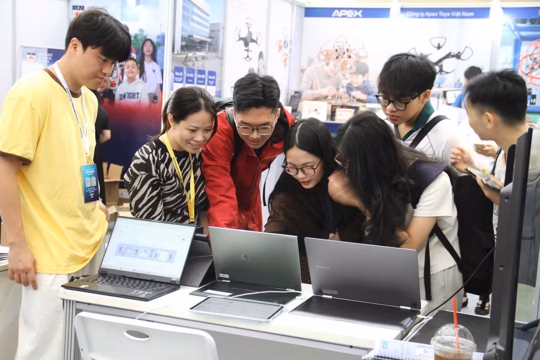 Students gain hands-on experience with digital learning software and EdTech solutions on computers at the exhibition. (Photo: BAO NGAN)
