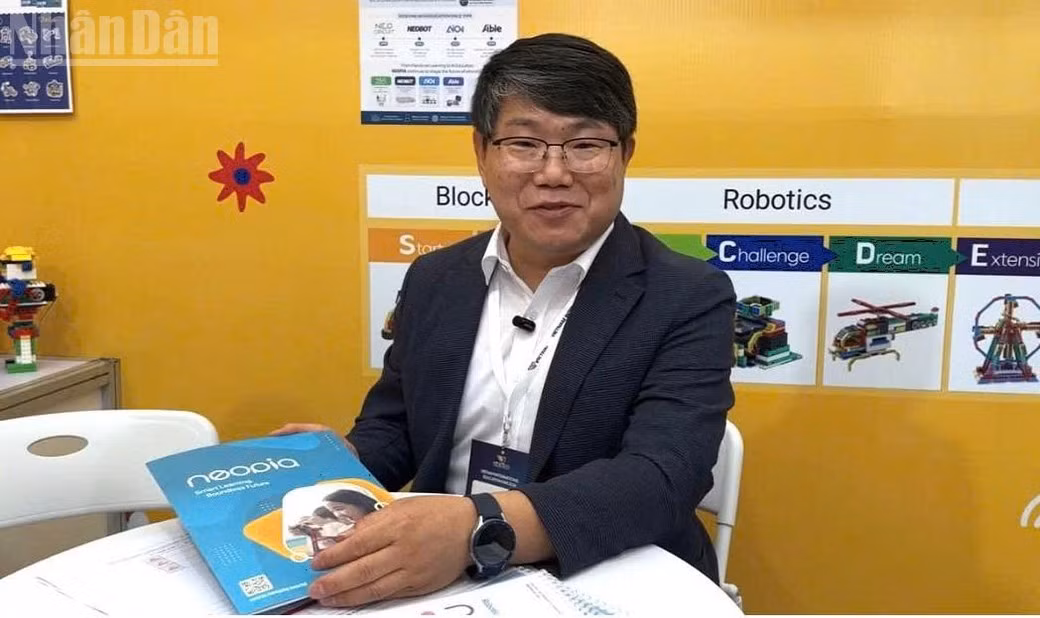 Sung Shin Woong, Founder and CEO of NEOPIA, introduces programmable robotics learning materials designed for direct integration into the formal education curriculum. (Photo: BAO NGAN)