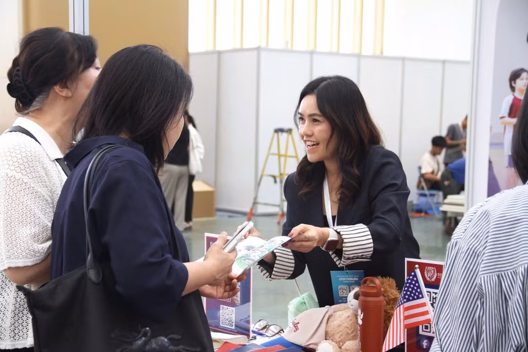 An international expert advises parents and students on learning pathways and provides information about training programmes. (Photo: BAO NGAN)