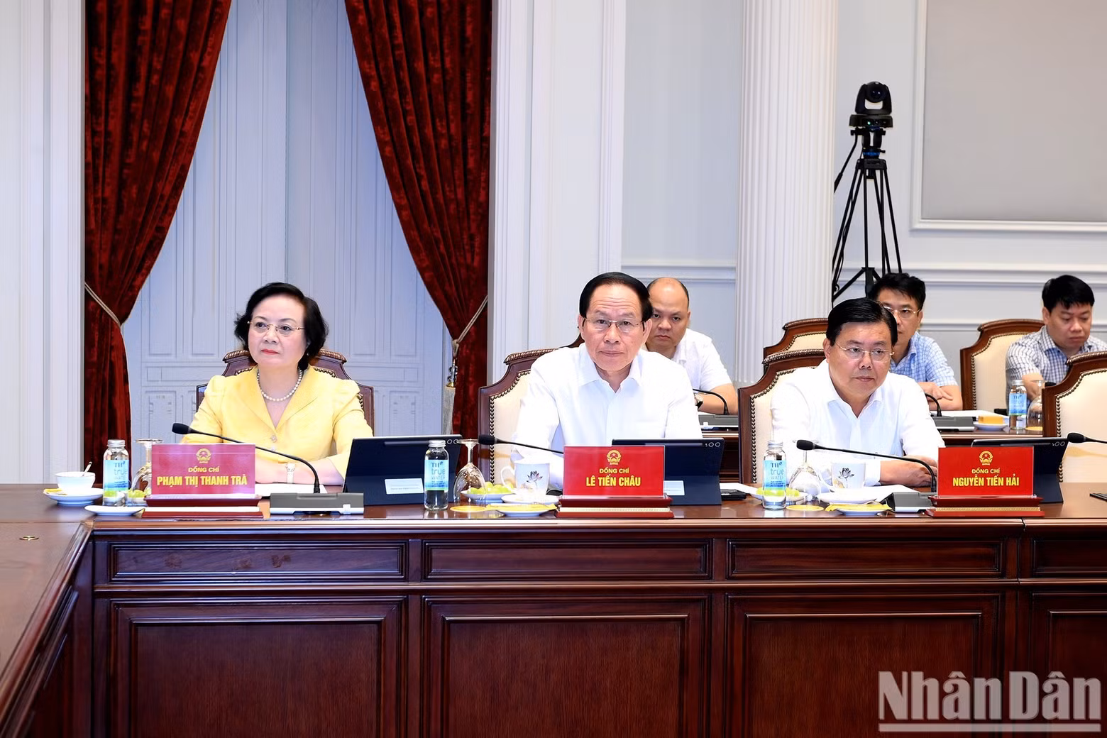 Leaders of the Party and State and delegates attend the working session. (Photo: DANG KHOA)