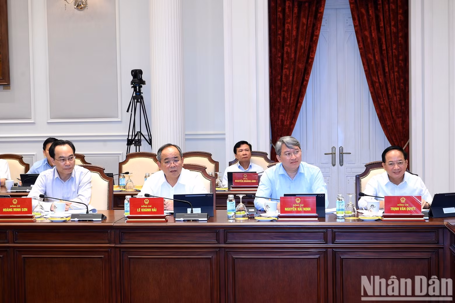Leaders of the Party and State and delegates attend the working session. (Photo: DANG KHOA)