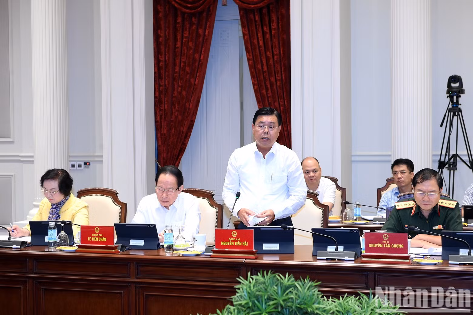 Minister of Home Affairs Nguyen Tien Hai, on behalf of the Government Party Committee, presents a report at the working session. (Photo: DANG KHOA)