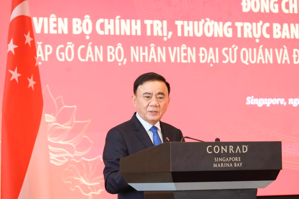 Politburo member and Standing member of the Communist Party of Viet Nam Central Committee’s Secretariat Tran Cam Tu speaks at the meeting with the Vietnamese Embassy staff and Vietnamese community in Singapore on August 24.