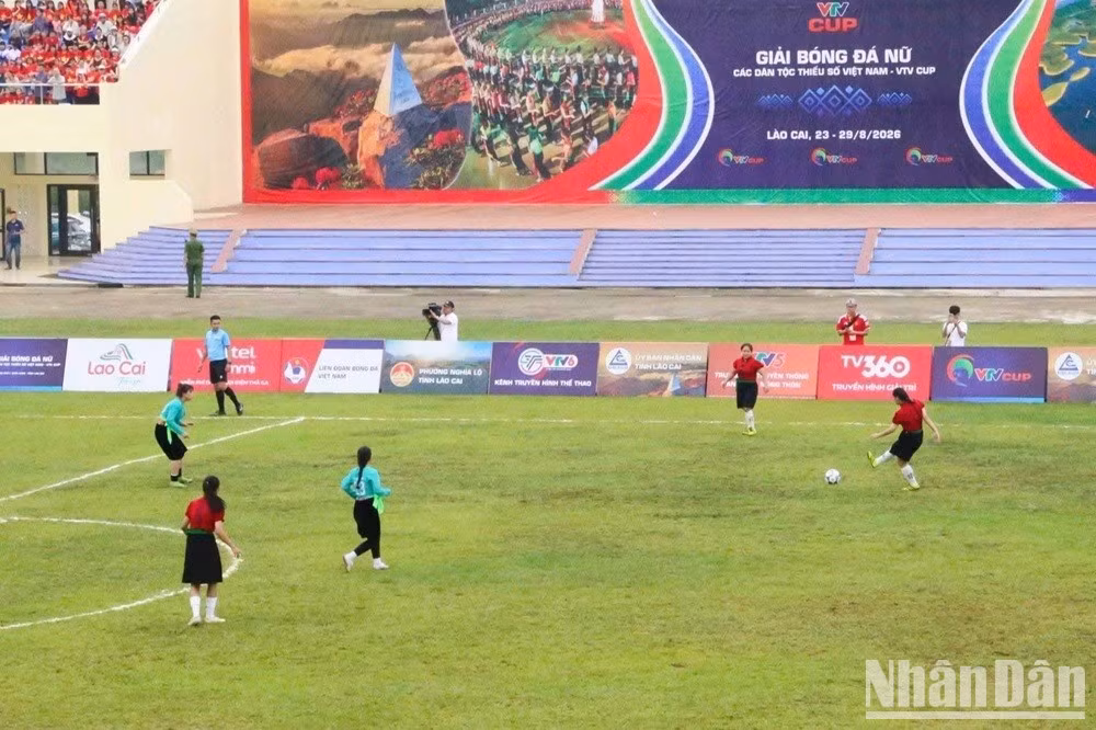 Women’s teams compete at Nghia Lo Stadium.