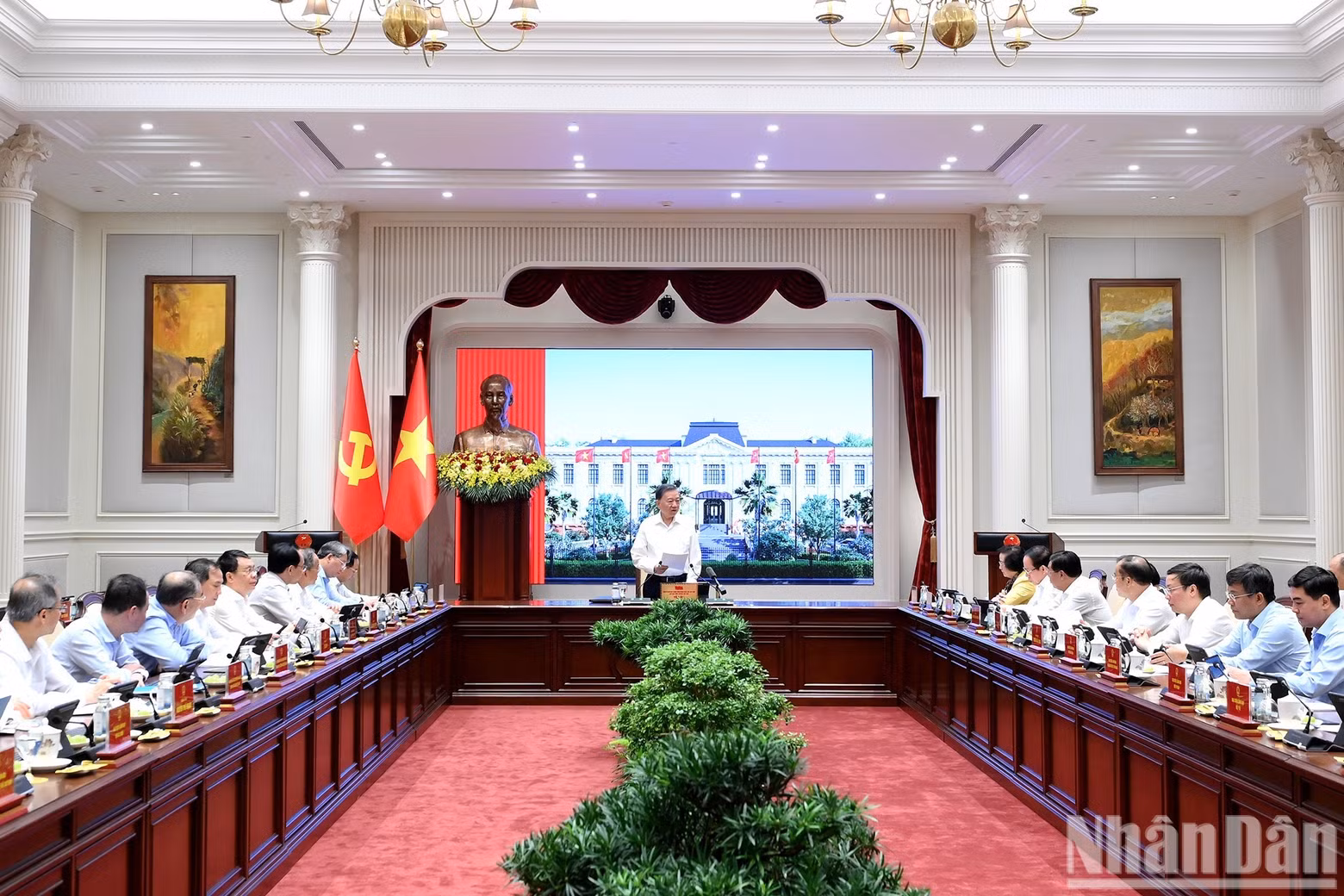 General Secretary and President To Lam chairs a working session with the Government Party Committee and agencies on the “National strategy on attracting, utilising and developing talent in spearhead sectors and fields, serving rapid and sustainable development in the new era”. (Photo: DANG KHOA)