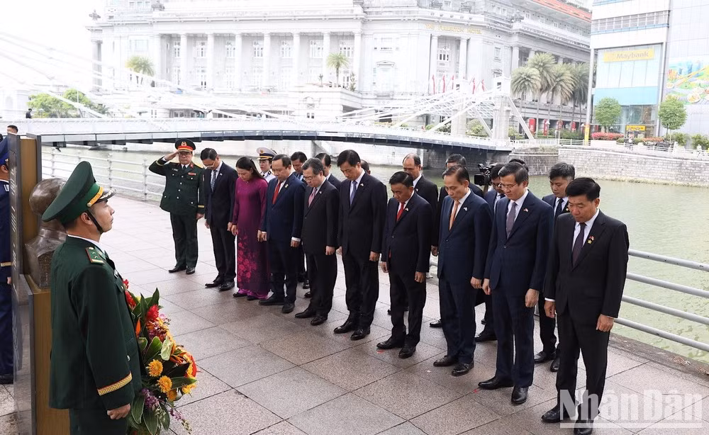 Politburo member and Permanent member of the Communist Party of Viet Nam (CPV) Central Committee’s Secretariat Tran Cam Tu and a high-ranking CPV delegation pay tribute at the statue of President Ho Chi Minh within the Asian Civilisations Museum in Singapore on August 24, 2026. (Photo: NDO)